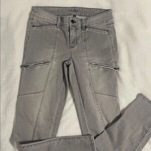 WHBM GRAY SKINNY ANKLE JEANS
